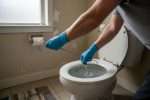 Comment déboucher des toilettes sans ventouse ?