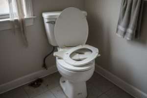 Bloc WC tombé dans les toilettes : que faire ?