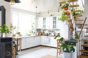 Aménager une cuisine scandinave qui mêle bois, pierre et lumière