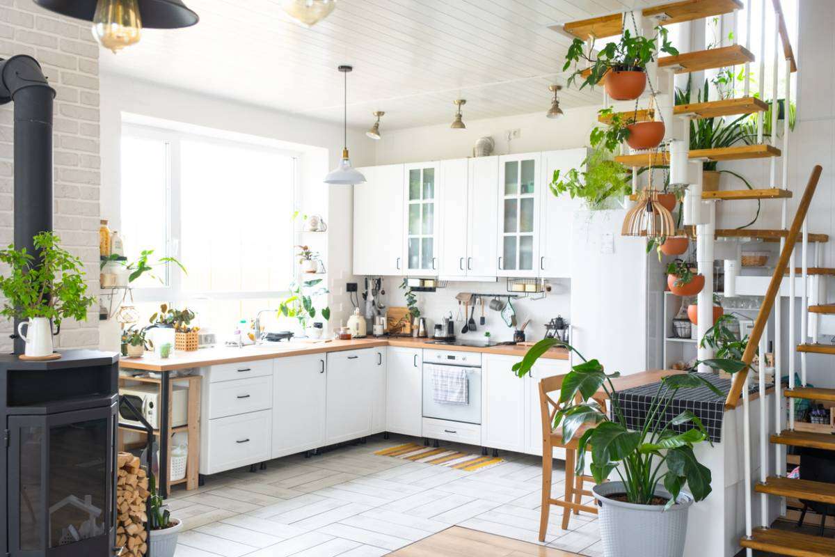 Aménager une cuisine scandinave qui mêle bois, pierre et lumière