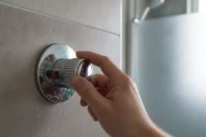 Comment régler le mitigeur de douche ?
